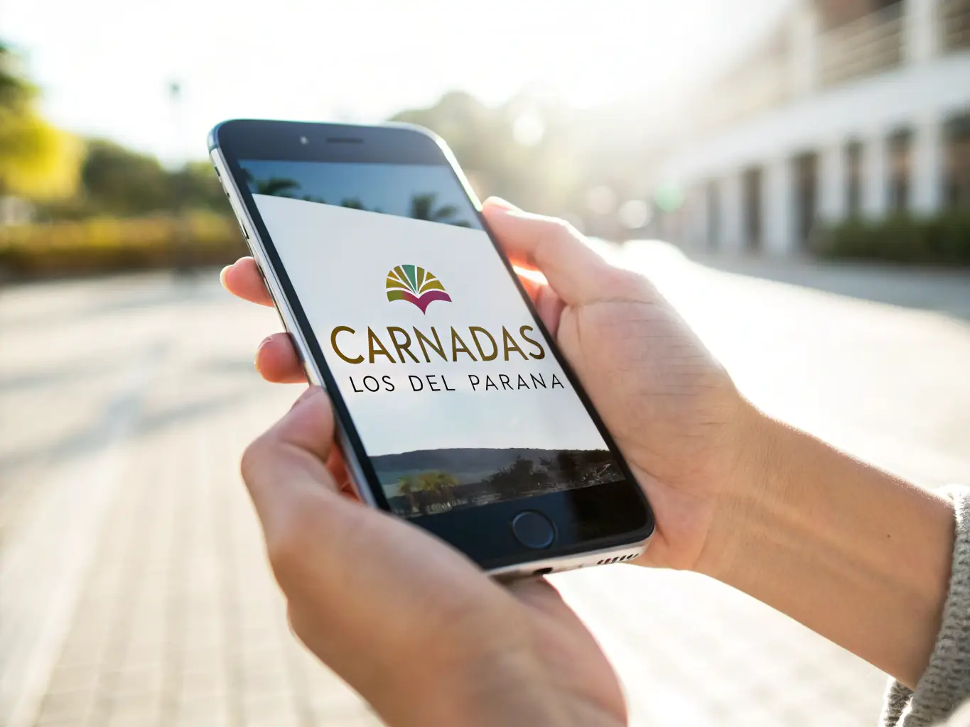A smartphone displaying the Comprartabacoporkilo website, highlighting the ease of online ordering.